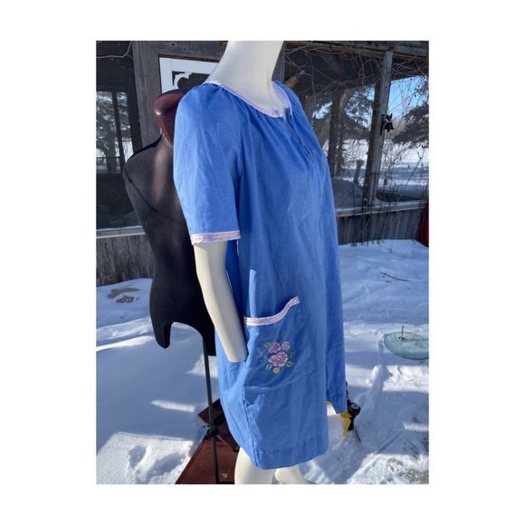 80s Chambray Full Zip House Dress Robe Blue Pink Satin Trim Patch Pocket - Picture 9 of 9